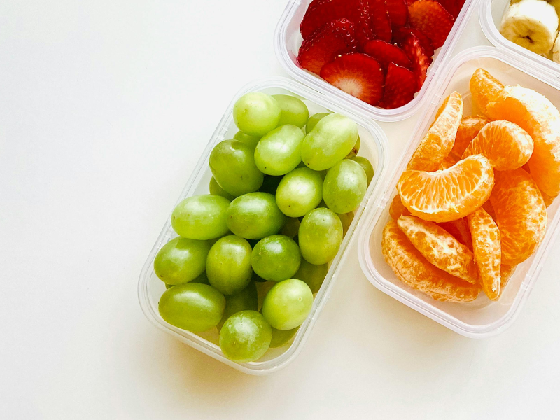 Envases de plástico para alimentación: cómo elegir el formato ideal sin comprometer frescura, seguridad ni presentación