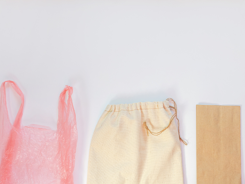 Bolsas de papel, plástico o tela: cuál elegir según tu negocio, tu producto y la experiencia del cliente